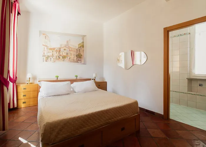 Апартаменты Trevi Royale - Under 1 Min Walk To Trevi Fountain